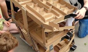 Cardboardchallenge: Bedenk een spel van karton: 3 dimensionaal knikkerdoolhof - bovenbouw
